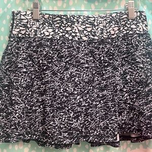 Lululemon black and white tennis skirt Size 6 TALL